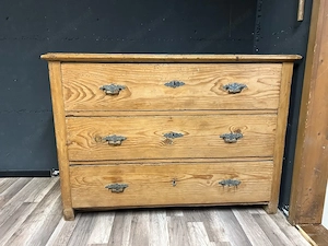 Alte Holzkommode Bild 2