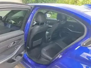 Traumhafter BMW 320 D x-Drive Limousine mit M Sportpaket in Portimao Blau-met. Bild 10