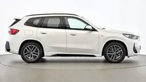 BMW iX1 xDrive30 M Sportpaket // Head-Up // DAB-Tuner Bild 4