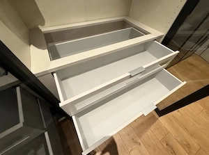 Kleiderschrank mit Rauchglastüren Bild 3