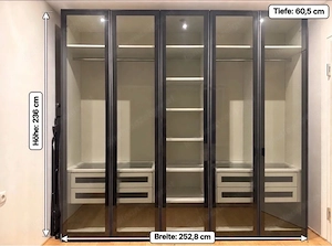 Kleiderschrank mit Rauchglastüren Bild 2