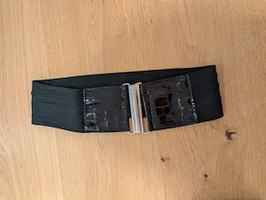 Schwarzer Taillengürtel mit Krokoprägung Bild 3