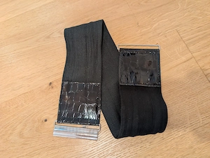 Schwarzer Taillengürtel mit Krokoprägung Bild 2