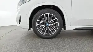 BMW iX1 xDrive30 M Sportpaket // Head-Up // DAB-Tuner Bild 14