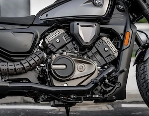 Die QJ-Motor SRV 600V ist ein Cruiser mit sportlicher Note, der sich durch seinen V4-Motor von der M Bild 4