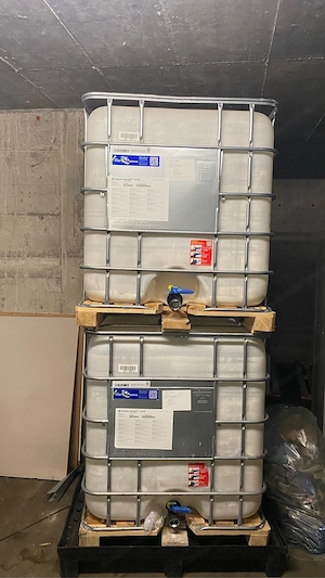2 IBC Container auf Holzpalette 1000L