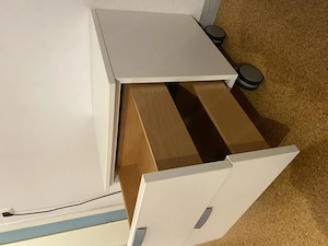 Weißes Nachtkästchen zu verschenken  Bild 2