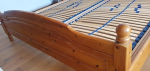 Schlafzimmer mit 2 Nachtischkästchen  Bild 2