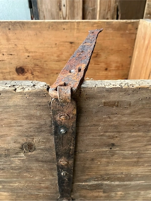 alte holztruhe renovierungsbedürftig Bild 3