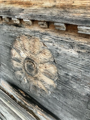 alte holztruhe renovierungsbedürftig Bild 2