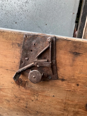 alte holztruhe renovierungsbedürftig Bild 4