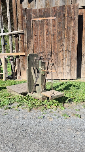 alte Waage mit Eichgewichten Bild 4