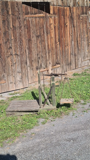 alte Waage mit Eichgewichten Bild 3