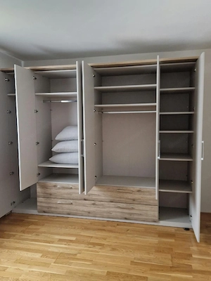 Großer Kleiderschrank mit Licht  Bild 4