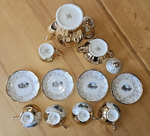 Bavaria Porzellan Kaffee- Teeservice mit Golddekor   5 Tassen, 6 Untertassen Bild 2
