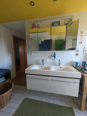Doppelwaschbecken mit Unterschrank und Spiegelschrank Bad