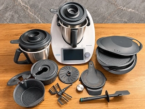 Thermomix TM6 mit 2 Mixtöpfen, Varomabehälter, Wunderslicer und Wunderzoodler Bild 2