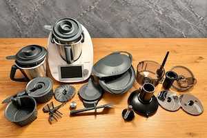 Thermomix TM6 mit 2 Mixtöpfen, Varomabehälter, Wunderslicer und Wunderzoodler