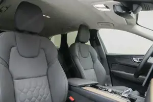 Volvo XC60 Plus, B5 Mild Hybrid, Benzin, Dark W-Paket Bild 9