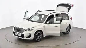 BMW iX1 xDrive30 M Sportpaket // Head-Up // DAB-Tuner Bild 6