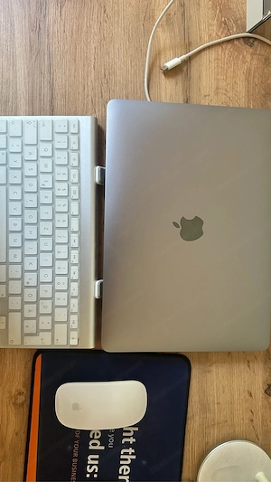 MacBook Air 2020, M1 Chip, 8GB RAM, 256GB SSD   wie neu (Silber) Bild 4