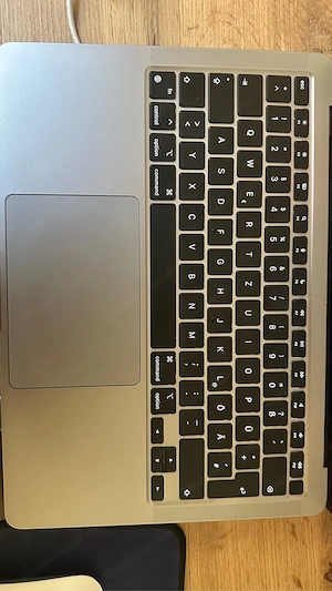 MacBook Air 2020, M1 Chip, 8GB RAM, 256GB SSD   wie neu (Silber) Bild 3