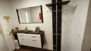Garderobe (dunkles Holzdekor) Bild 3