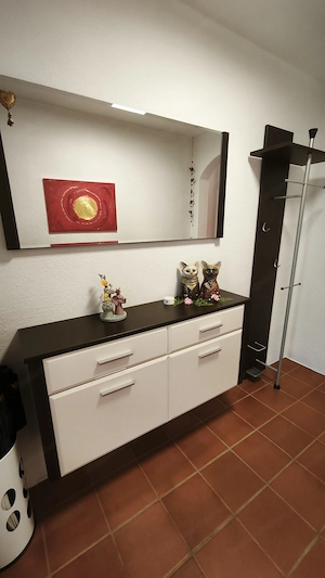 Garderobe (dunkles Holzdekor) Bild 2
