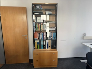 Büro-  Wandregal Einzelstück HUGL Tischlerei mit Glastüren, Glasböden und zwei Schubladen. Bild 1