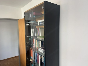 Büro-  Wandregal Einzelstück HUGL Tischlerei mit Glastüren, Glasböden und zwei Schubladen. Bild 5