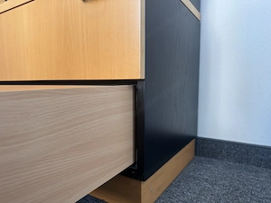 Büro-  Wandregal Einzelstück HUGL Tischlerei mit Glastüren, Glasböden und zwei Schubladen. Bild 9