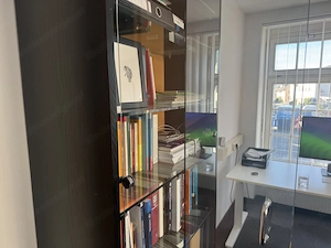 Büro-  Wandregal Einzelstück HUGL Tischlerei mit Glastüren, Glasböden und zwei Schubladen. Bild 6