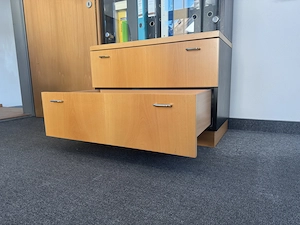 Büro-  Wandregal Einzelstück HUGL Tischlerei mit Glastüren, Glasböden und zwei Schubladen. Bild 10