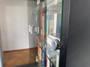 Büro-  Wandregal Einzelstück HUGL Tischlerei mit Glastüren, Glasböden und zwei Schubladen. Bild 7