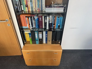 Büro-  Wandregal Einzelstück HUGL Tischlerei mit Glastüren, Glasböden und zwei Schubladen. Bild 8