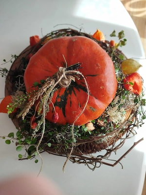 Deko  Kürbis auf braunem Glasteller neu Bild 3