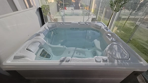 Whirlpool HotSpring Sovereign Eisgrau Nickel Top-Zustand zum Schnäppchenpreis