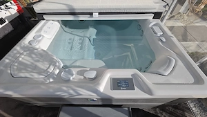 Whirlpool HotSpring Sovereign Eisgrau Nickel Top-Zustand zum Schnäppchenpreis Bild 3