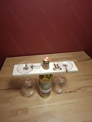 Elegantes Wein-Set mit Holzhalter Bild 4