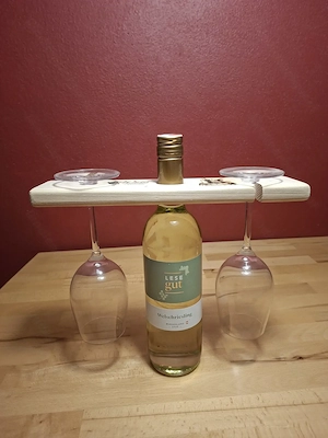 Elegantes Wein-Set mit Holzhalter Bild 3