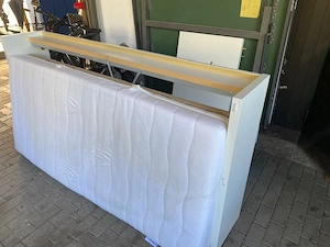 Bett Ikea Malm 90x200 zu verschenken