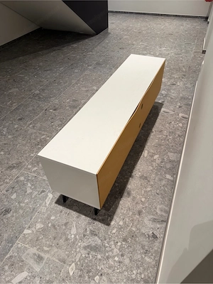 TV-Lowboard Weiß mit Rillenfront und schwarzen Füßen Bild 2