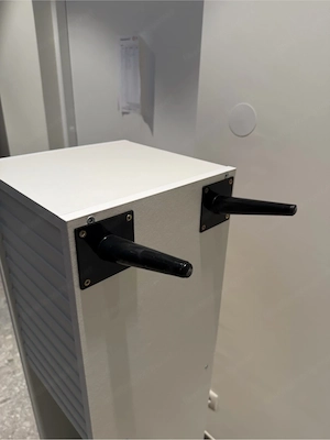 TV-Lowboard Weiß mit Rillenfront und schwarzen Füßen Bild 3