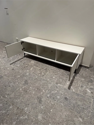 TV-Lowboard Weiß mit Rillenfront und schwarzen Füßen Bild 4