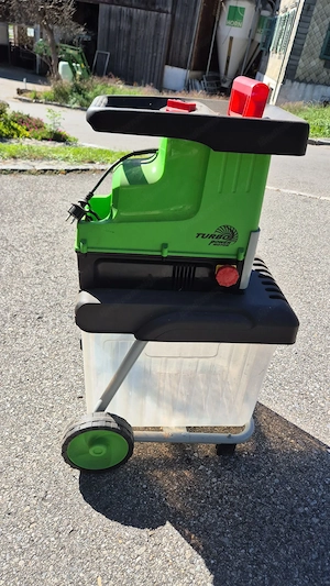 Häcksler für Sträucher und dünne Äste Bild 3