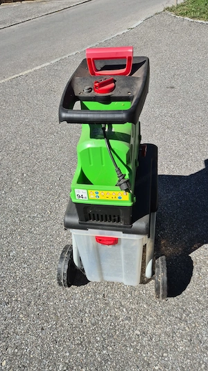 Häcksler für Sträucher und dünne Äste Bild 2