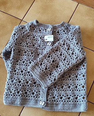 selbst gehäkelte Babyjacken Mützen usw. Bild 5