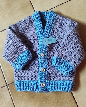 selbst gehäkelte Babyjacken Mützen usw. Bild 4
