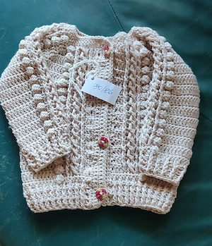 selbst gehäkelte Babyjacken Mützen usw. Bild 2