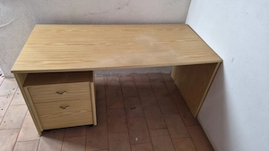 Schreibtisch mit Rollcontainer Bild 2